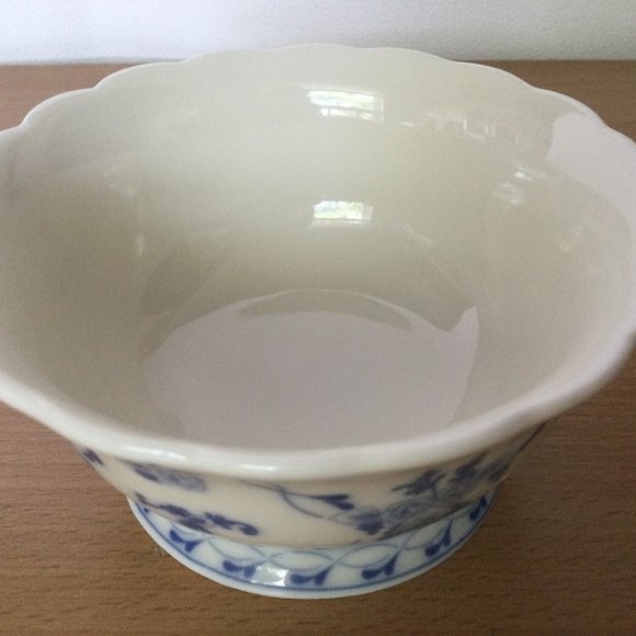 SKYE MCGHIE BLUE ARISTOPETS FINE PORCELAIN BOWL FOOTED SCALLOPED Made in China - Picture 4 of 5